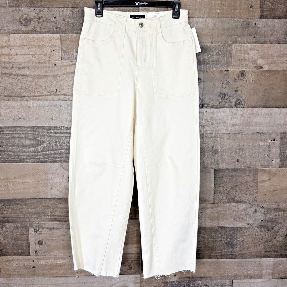 Free Assembly Women's Cropped Carpenter Barrel Jeans Size 2 Vanilla Cream Relax